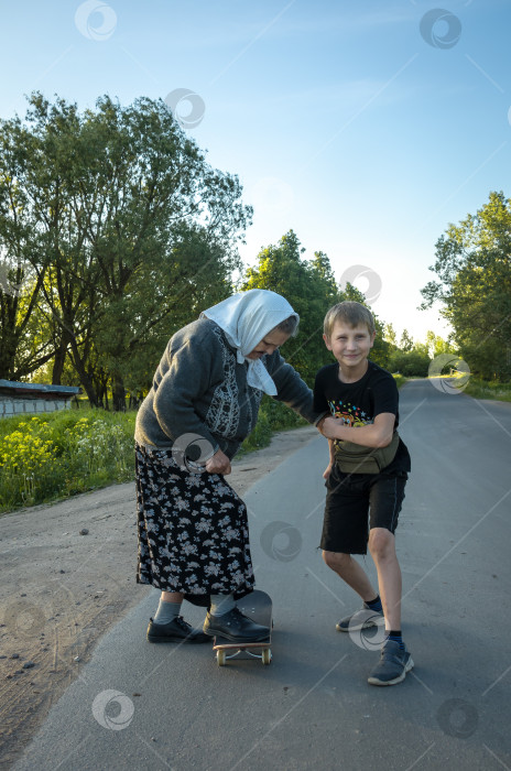 Скачать Внук учит старую бабушку кататься на скейтборде фотосток Ozero