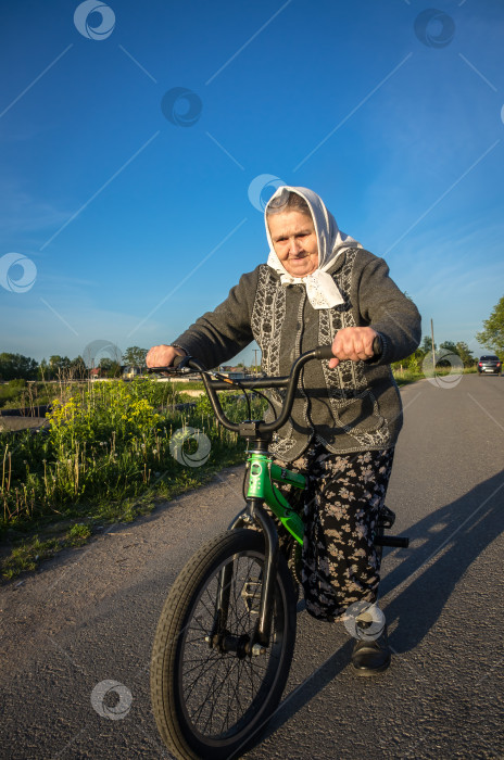 Скачать бабушка катается на велосипеде фотосток Ozero