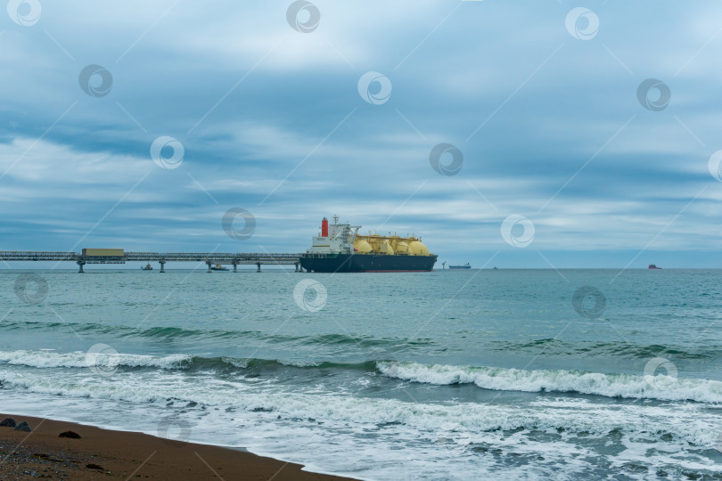 Скачать танкер-перевозчик сжиженного природного газа во время погрузки на морском терминале сжиженного природного газа фотосток Ozero