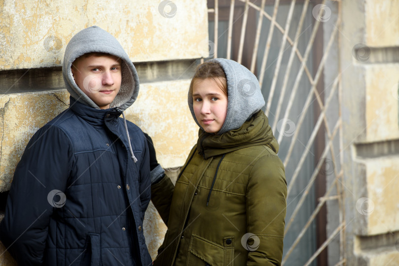 Скачать Мальчик и девочка-подростки на улице возле старого здания - портрет крупным планом фотосток Ozero