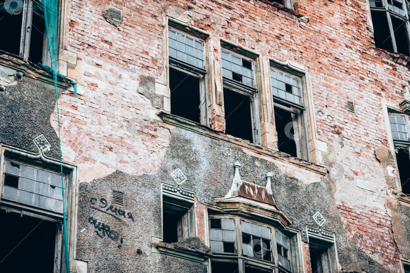 Скачать руины старого дома в винтажном стиле - окна и каменная узорчатая стена. фотосток Ozero
