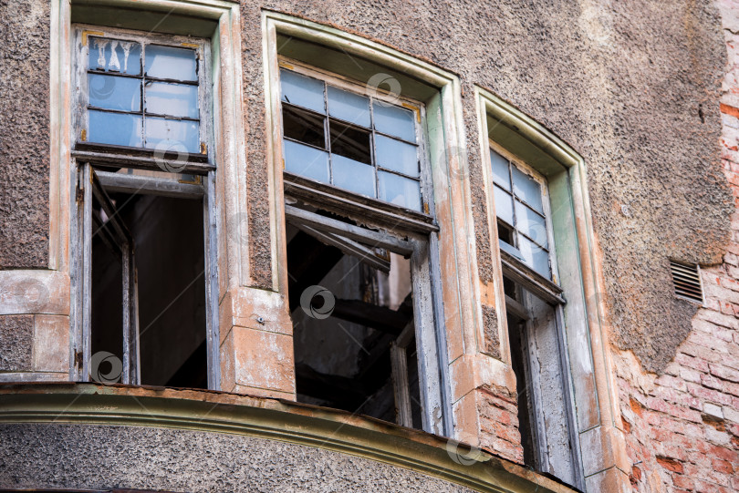 Скачать руины старого дома в винтажном стиле - окна и каменная узорчатая стена. фотосток Ozero