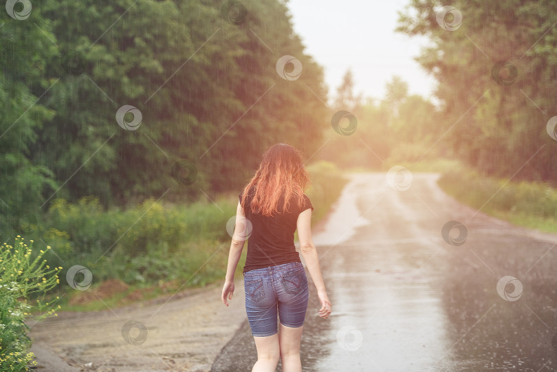 Скачать Девушка, гуляющая под дождем - концепция образа жизни фотосток Ozero