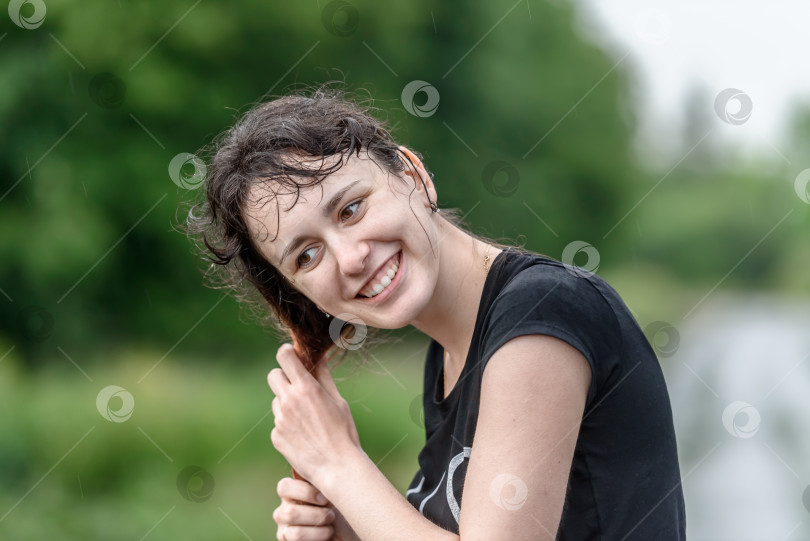 Скачать Девушка с мокрыми волосами под летним дождем фотосток Ozero