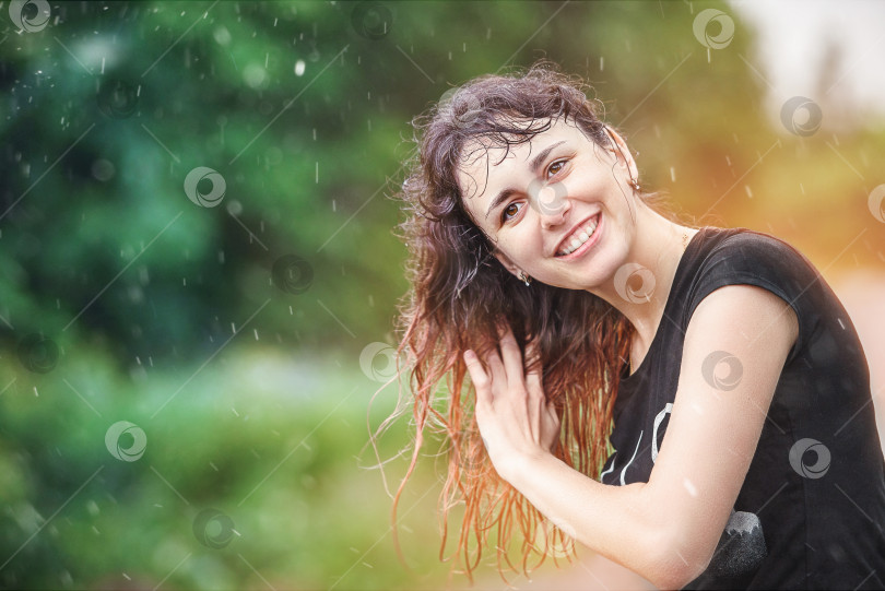 Скачать Девушка с мокрыми волосами под летним дождем фотосток Ozero