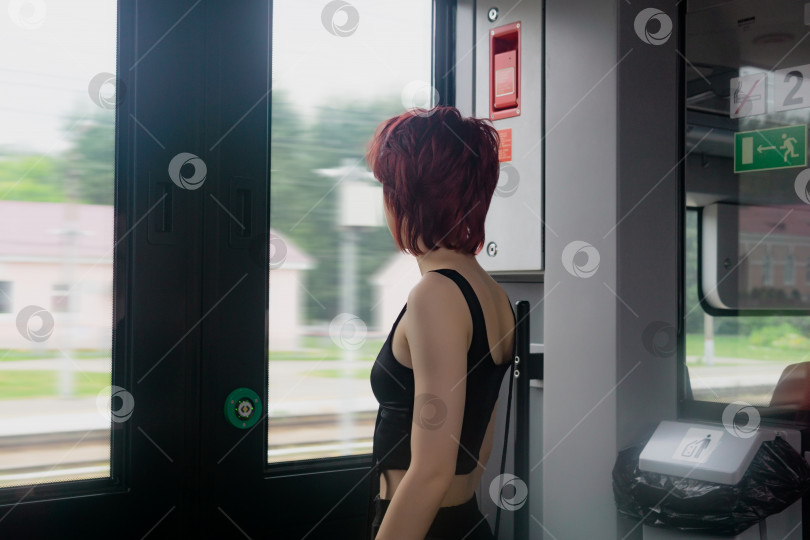 Скачать молодая женщина готовится выйти на станции из вагона пригородного поезда фотосток Ozero