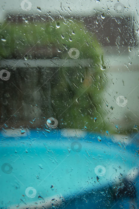 Скачать Капли дождя на окне во время дождя фотосток Ozero