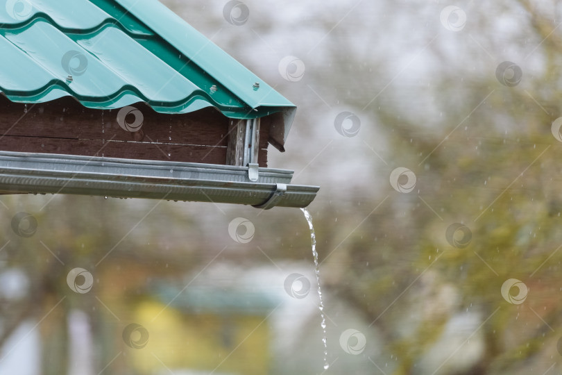 Скачать дождь стекает с крыши вниз фотосток Ozero