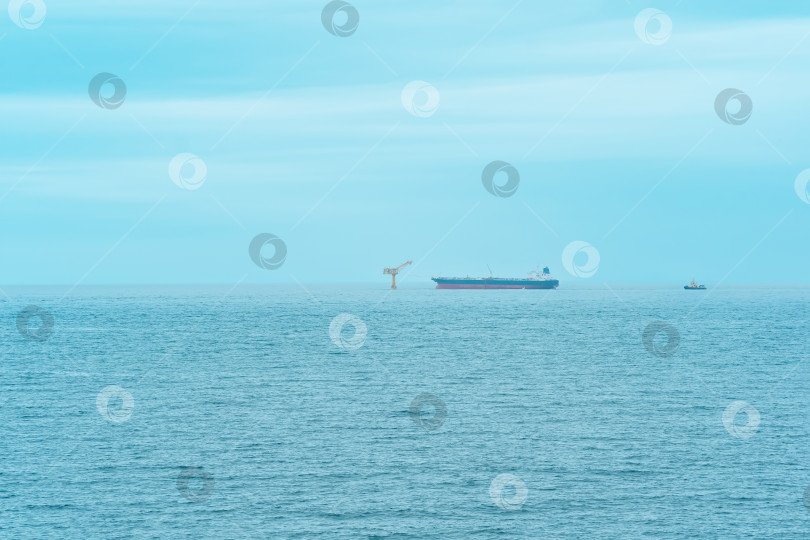 Скачать туманный морской пейзаж с танкером возле нефтяного терминала, расположенного далеко в море, вид сверху фотосток Ozero