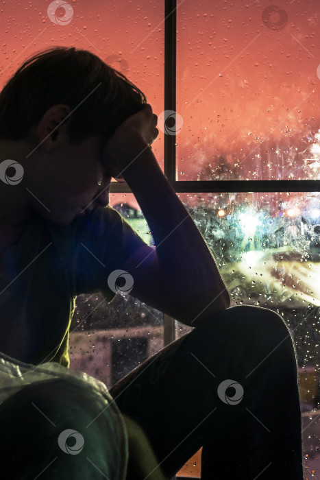 Скачать мальчику грустно сидеть на окне во время дождя фотосток Ozero