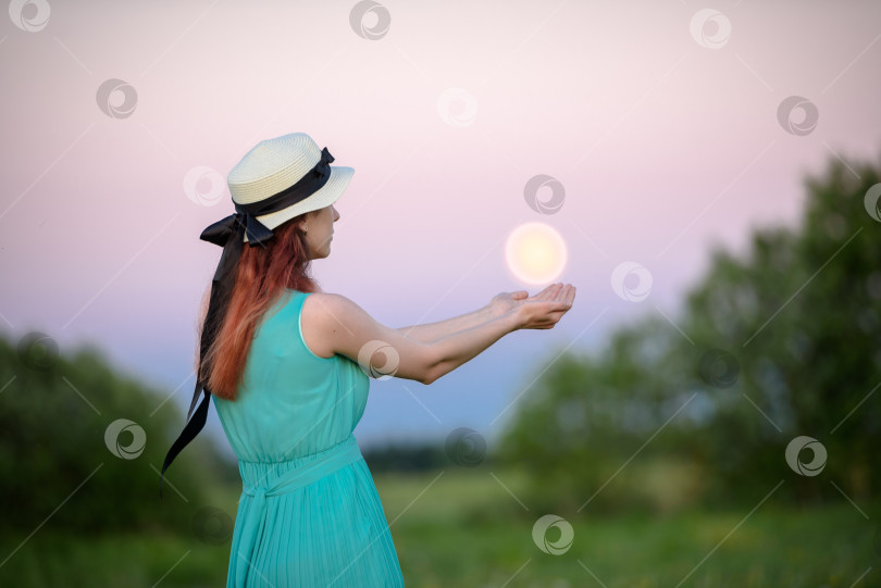 Скачать Красивая девушка в поле на фоне неба с луной фотосток Ozero