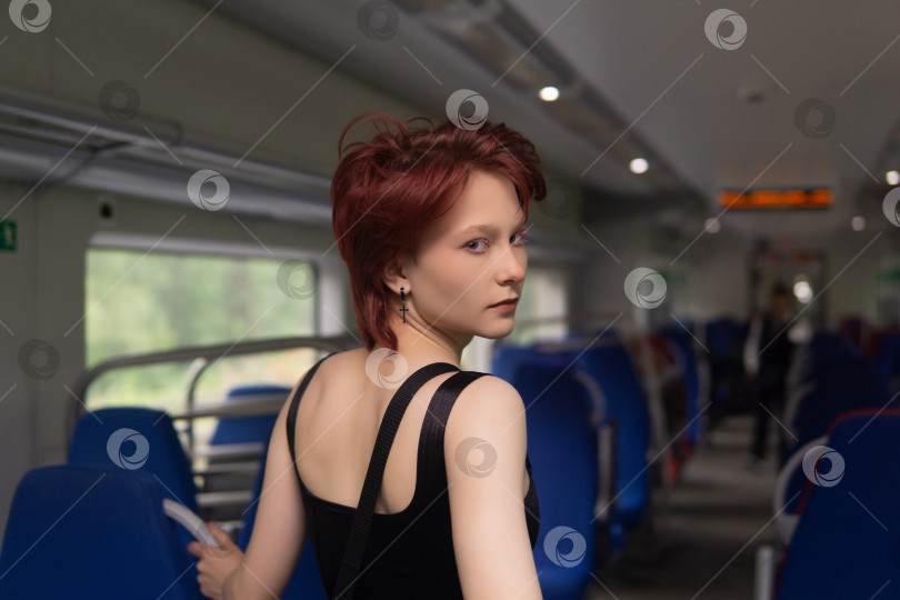 Скачать девочка-подросток в вагоне пригородного поезда фотосток Ozero