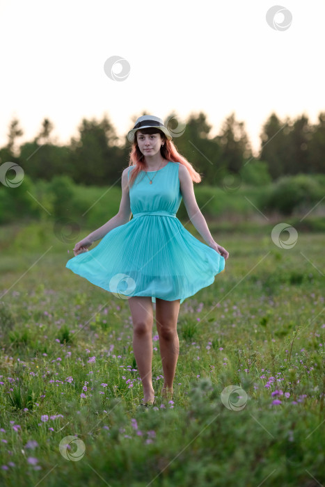 Скачать красивая девушка в поле с цветами фотосток Ozero