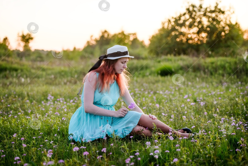 Скачать Девушка, лето, концепция образа жизни-молодая девушка в поле с цветами фотосток Ozero