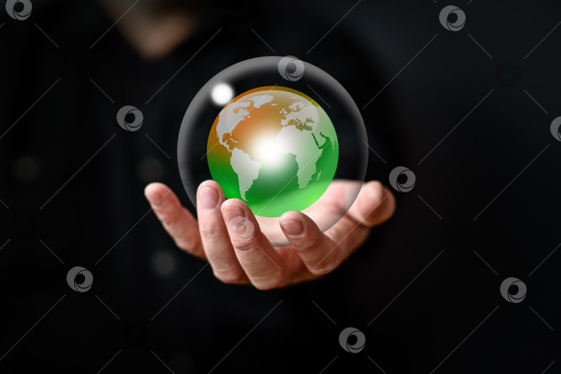 Скачать Зеленый шар в руке мужчины. Концепция охраны окружающей среды, проблема потепления. фотосток Ozero