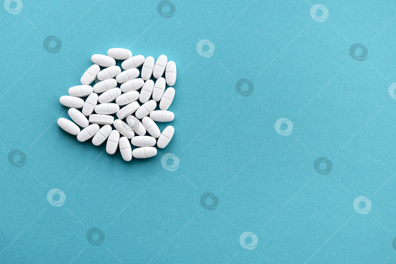 Скачать Синий фон лекарства с белыми таблетками. Здоровье, фармакология и медицина. фотосток Ozero
