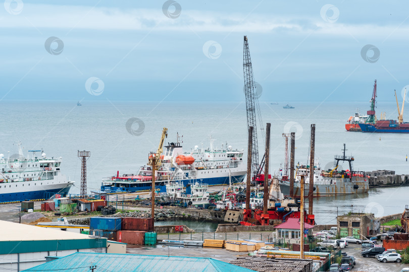 Скачать Вид с высоты птичьего полета на порт Корсаков на Сахалине, Россия фотосток Ozero