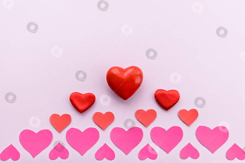 Скачать Красные сердечки на романтическом розовом фоне. день святого Валентина. Романтика и любовь. фотосток Ozero