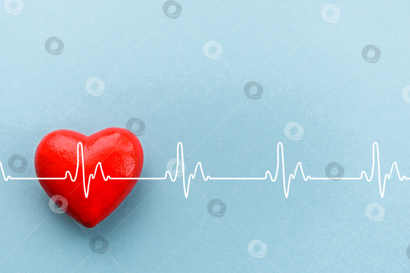 Скачать Красное сердце на синем фоне. Концепция здоровья, поддержки, международного или национального дня кардиолога. фотосток Ozero