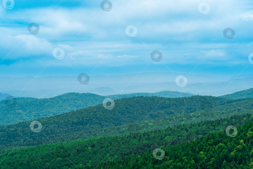 Скачать вид с высоты птичьего полета на дикие лесистые холмы в пасмурный день фотосток Ozero