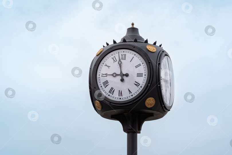 Скачать общественные часы на городской площади под открытым небом фотосток Ozero