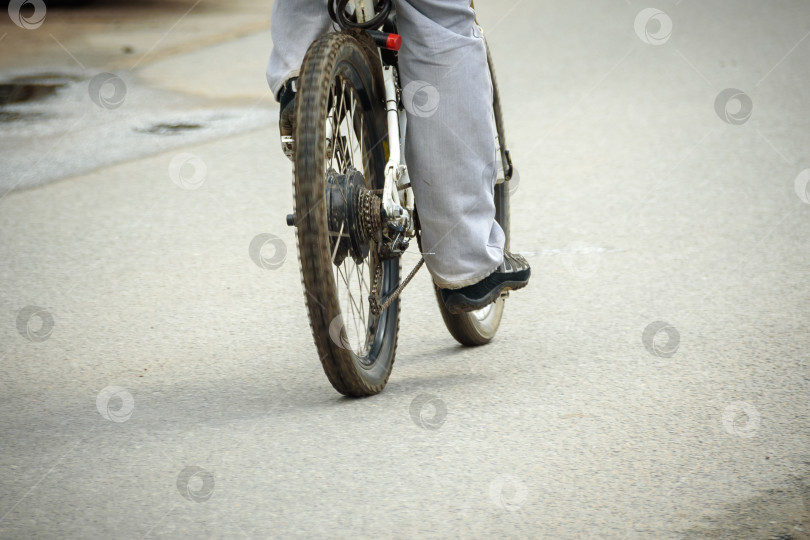 Скачать велосипедист в городе, фрагмент фотосток Ozero