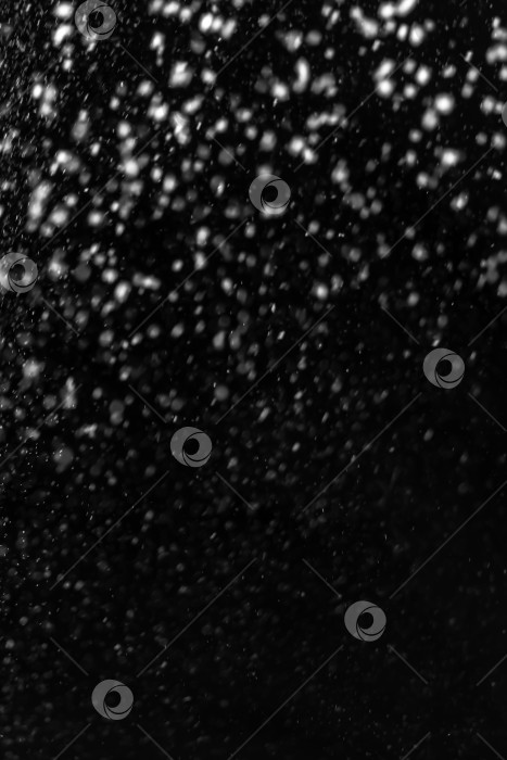 Скачать Падающий снег на черном фоне. Погода со снегопадом. Текстура для наложения фотосток Ozero