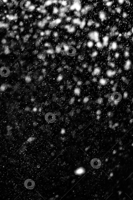 Скачать Падающий снег на черном фоне. Погода со снегопадом. Текстура для наложения фотосток Ozero