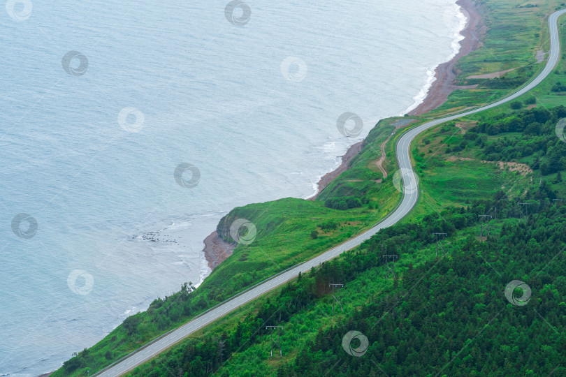 Скачать дорога вдоль холмистого морского побережья, вид сверху фотосток Ozero