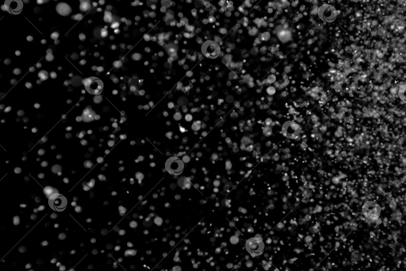 Скачать Падающий снег на черном фоне. Текстура для наложения. Снежная погода, метель и шторм. Эффект боке. Светящиеся снежинки. фотосток Ozero