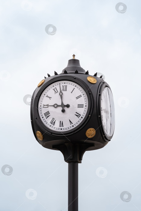 Скачать общественные часы на городской площади под открытым небом фотосток Ozero