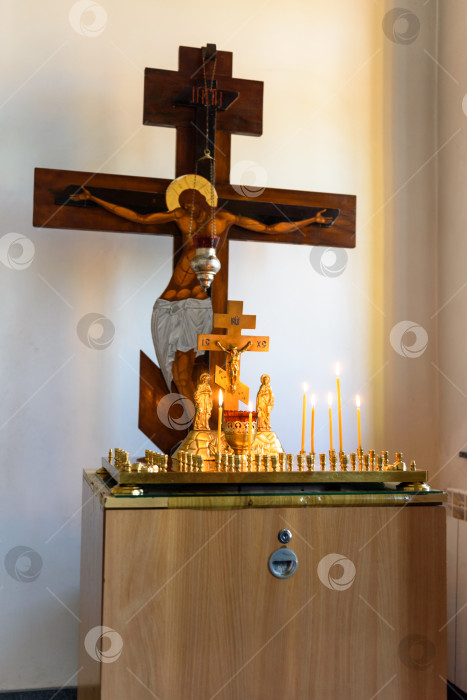 Скачать Подсвечник перед распятием Христа в православной церкви фотосток Ozero