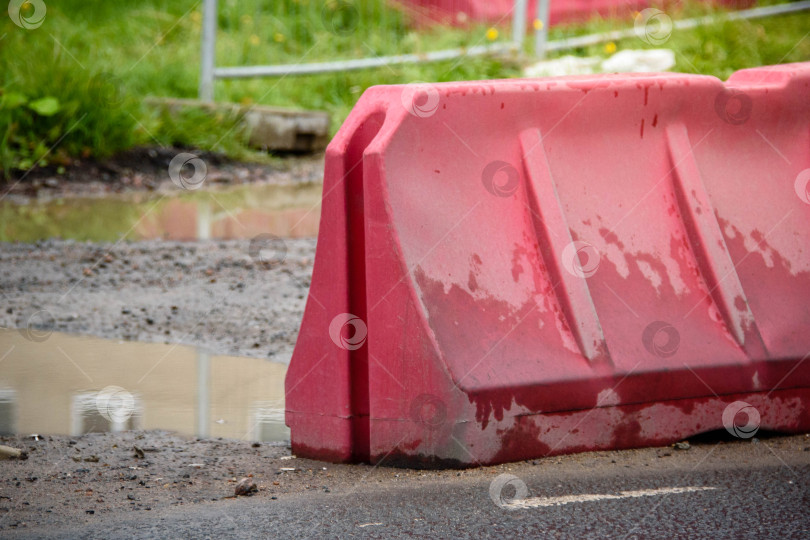 Скачать Красные и белые пластиковые барьеры, перегораживающие дорогу фотосток Ozero
