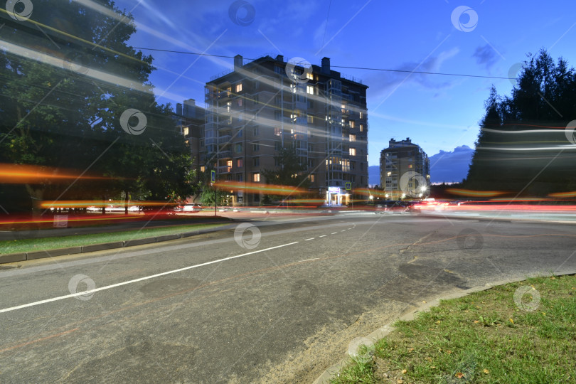 Скачать Россия, Санкт-Петербург, 29 августа 2021 года: Вид на ночной город и проезжающие машины. Освещение ночного города. фотосток Ozero