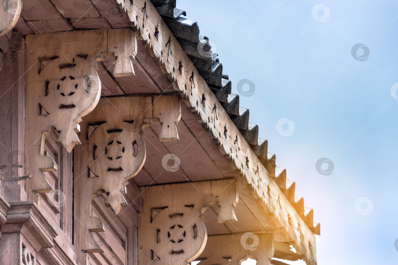 Скачать дома с резными деревянными крышами в деревенском стиле фотосток Ozero