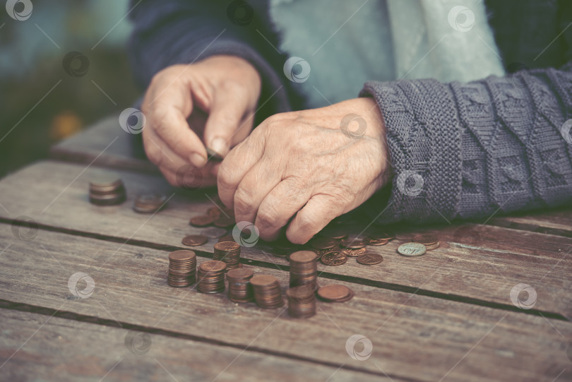 Скачать морщинистые руки старухи перебирают монеты на деревянном столе фотосток Ozero