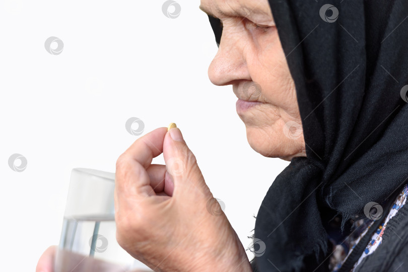 Скачать пожилая женщина принимает таблетки крупным планом фотосток Ozero