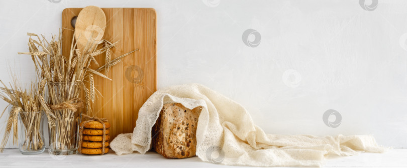 Скачать Модный кухонный баннер - домашний хлеб и деревянная посуда на белом столе. Запаситесь баннером и местом для копирования. фотосток Ozero