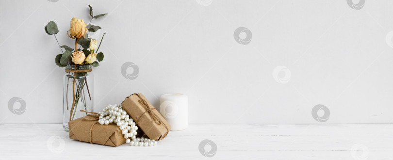 Скачать Модный стоковый фон - цветы в вазе и декоративные поздравительные коробки на белом фоне. Женский свадебный или поздравительный фон с пространством для копирования. фотосток Ozero
