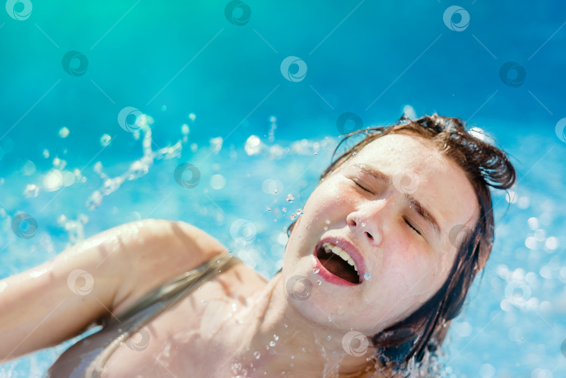 Скачать Молодая девушка плавает в бассейне фотосток Ozero