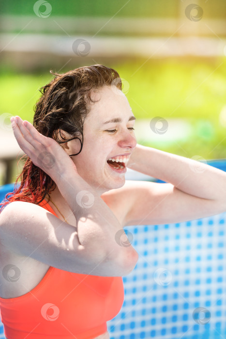 Скачать Молодая девушка смеется в бассейне фотосток Ozero