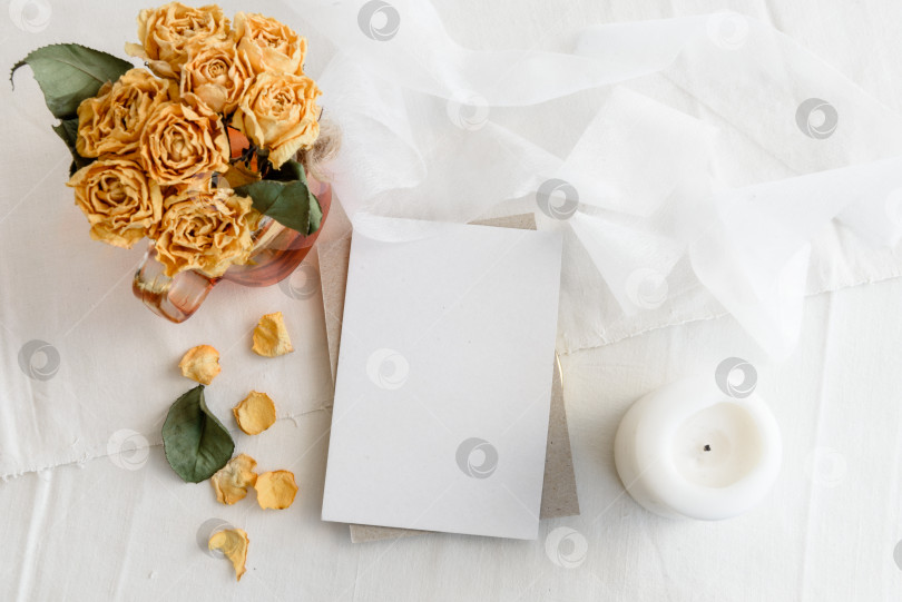 Скачать Романтическая пустая поздравительная открытка на белом фоне для поздравлений. Свадебное женское приглашение. фотосток Ozero