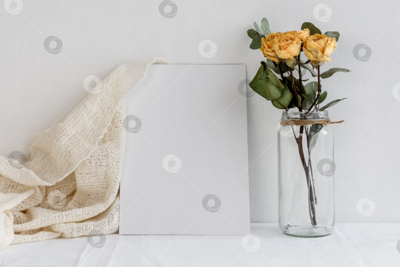 Скачать Пустая белая поздравительная открытка и сухие желтые розы на белом фоне. Романтический фон для приглашения. фотосток Ozero