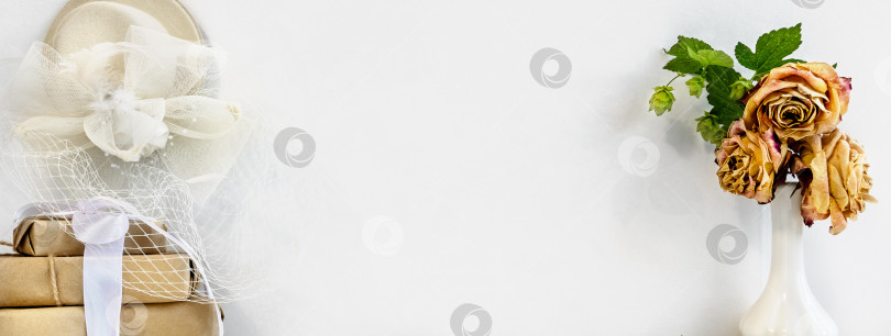 Скачать Модный белый фон - заготовка для открытки. Пустой фирменный бланк для надписи, сухие розы и белая шляпка с вуалью. Женский свадебный фон. фотосток Ozero