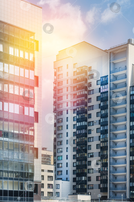 Скачать Высотное здание на фоне солнечного неба фотосток Ozero