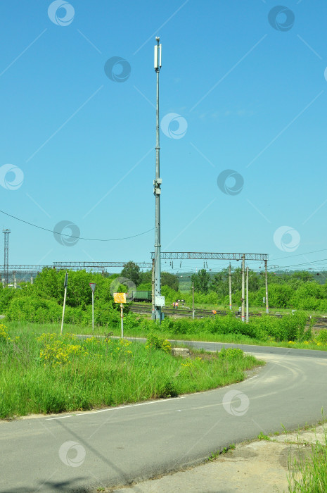 Скачать Вышка сотовой связи около железной дороги фотосток Ozero