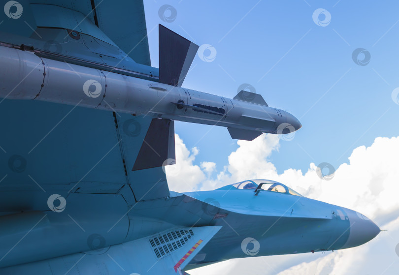 Скачать Российский военный самолет в небе фотосток Ozero