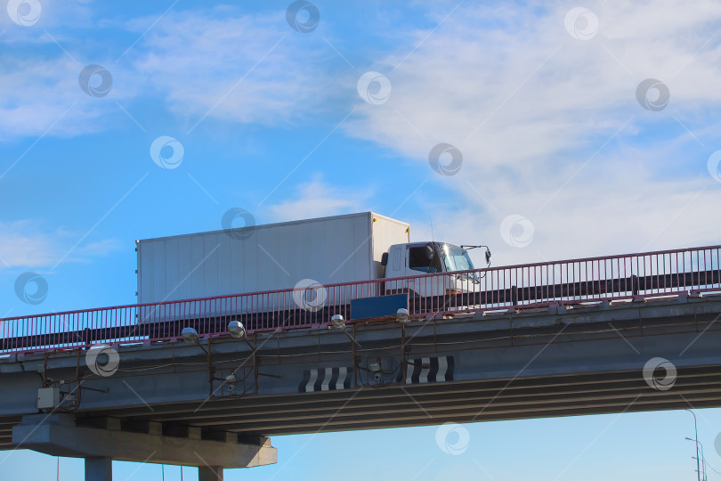 Скачать грузовик доставляет груз по мосту фотосток Ozero