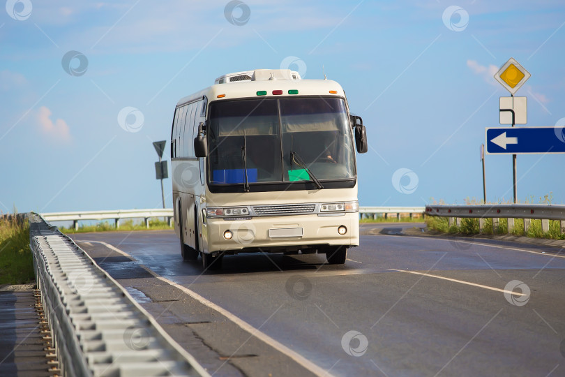 Скачать автобус едет по загородному шоссе фотосток Ozero