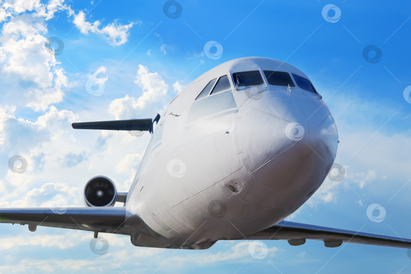 Скачать пассажирский самолет в голубом небе фотосток Ozero